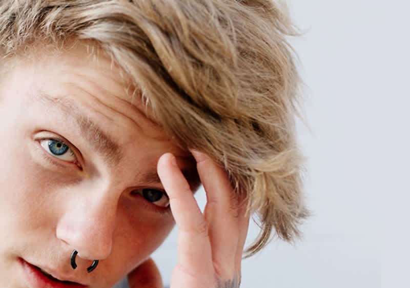 Păr blond ondulat și față blurată