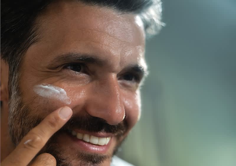 Păr grizonat vizibil lângă o față blurată