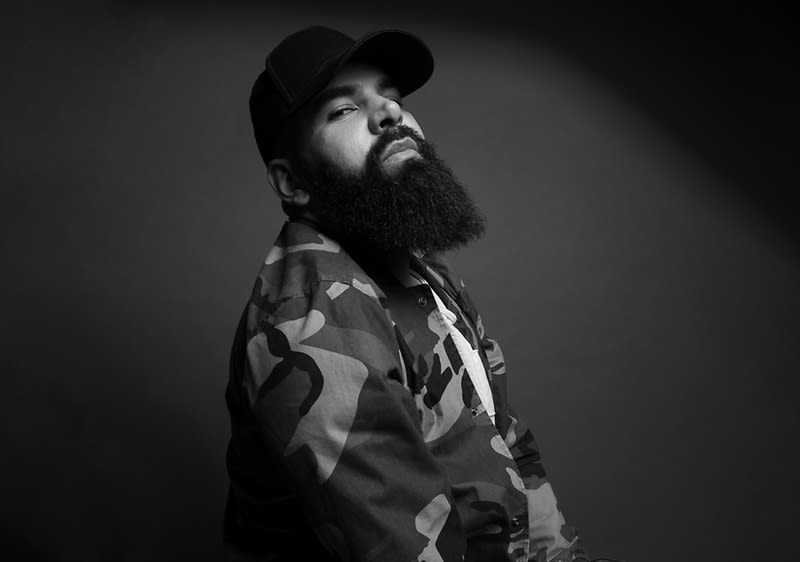 Persoană în uniformă militară cu fața blurată și fundal negru