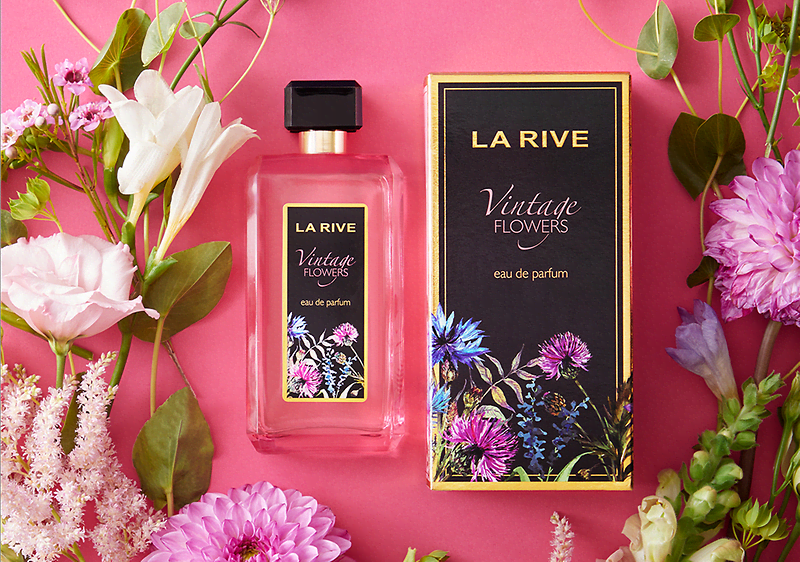 Parfum Vintage Flowers La Rive cu flori roz și albe pe fundal roz
