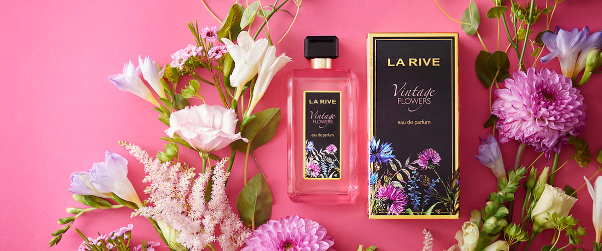 Parfum Vintage Flowers La Rive cu flori roz și albe pe fundal roz