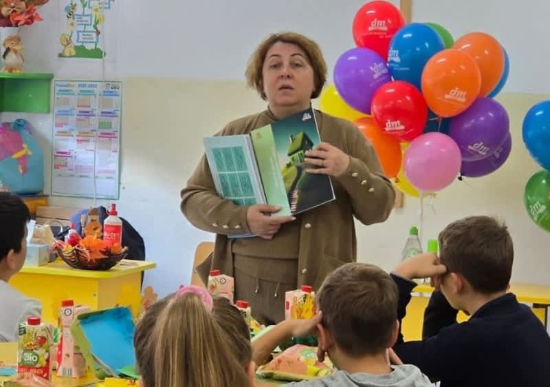 Cuvântul cheie principal: maraton Participanți la maraton purtând medalii și tricouri portocalii