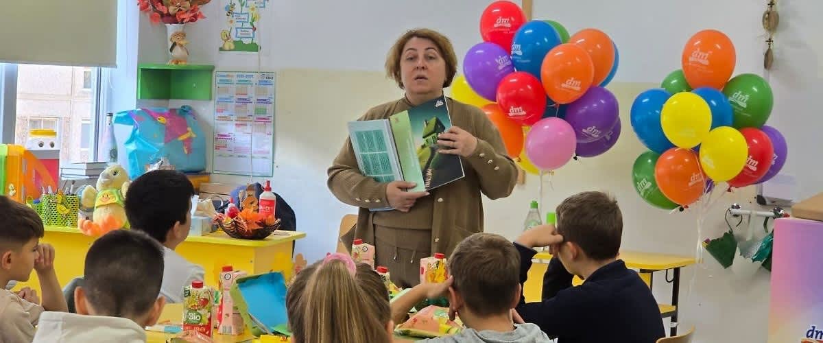 Cuvântul cheie principal: maraton Participanți la maraton purtând medalii și tricouri portocalii