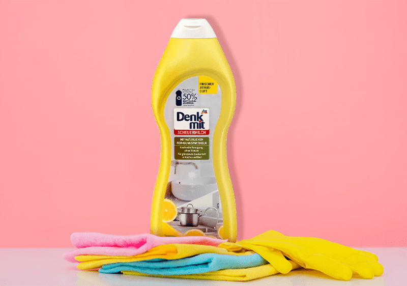 Detergent de vase Denkmit cu lavete colorate pe fundal roz