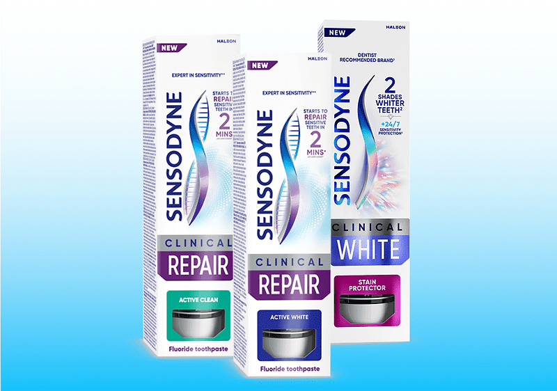 Pasta de dinți Sensodyne Clinical Repair și Clinical White pe fundal albastru