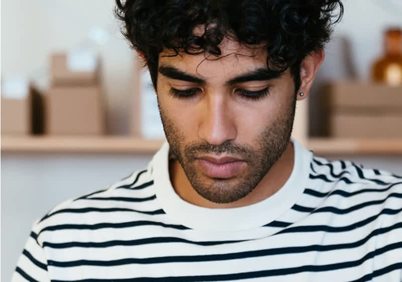 Cuvântul cheie principal: tricou în dungi Tricou alb cu dungi negre și fundal cu cutii maro