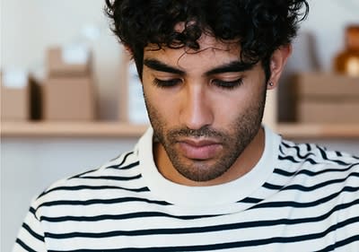 Cuvântul cheie principal: tricou în dungi Tricou alb cu dungi negre și fundal cu cutii maro