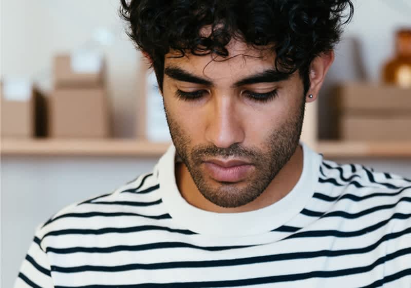 Cuvântul cheie principal: tricou în dungi Tricou alb cu dungi negre și fundal cu cutii maro