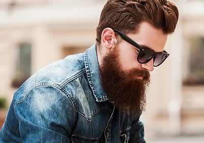Cuvântul cheie principal: geacă de blugi Imagine: Persoană cu geacă de blugi și barbă lungă