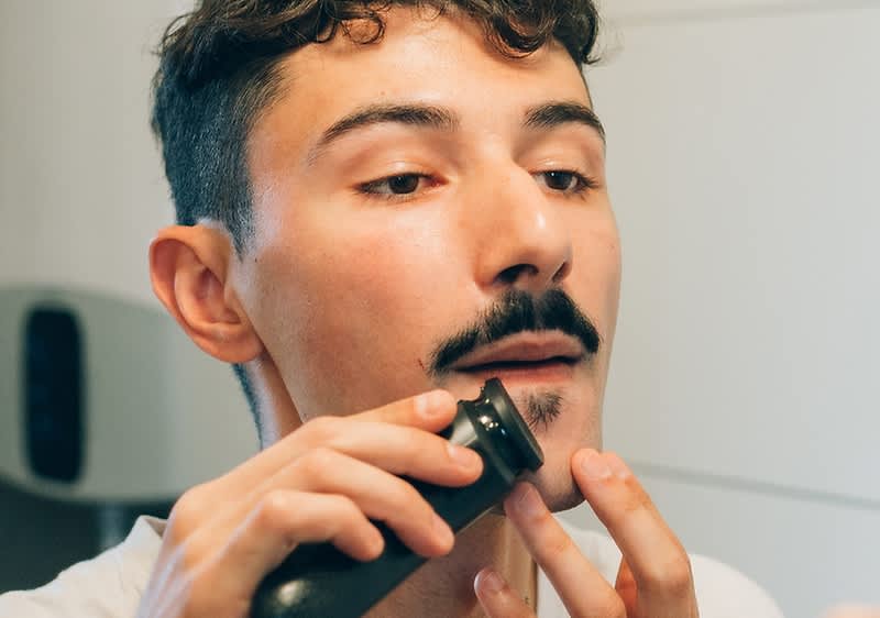 Cuvântul cheie principal: bărbierit Persoană bărbierindu-se cu aparat de ras electric