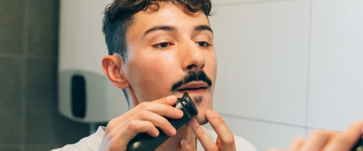 Cuvântul cheie principal: bărbierit Persoană bărbierindu-se cu aparat de ras electric