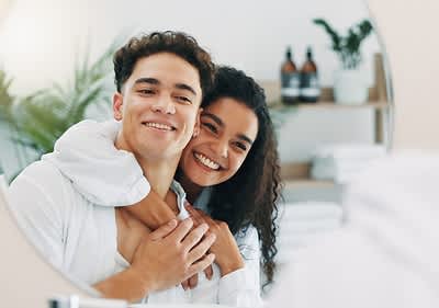 Cuvântul cheie principal: "cuplu" Imagine: Cuplu îmbrățișat reflectat în oglindă cu plante și sticle în fundal