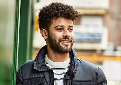 Cuvântul cheie principal: geacă Persoană purtând geacă neagră și pulover în dungi în fața unei clădiri