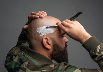 Cuvântul cheie principal: ras cap Persoană ras cap cu cremă și lamă de ras