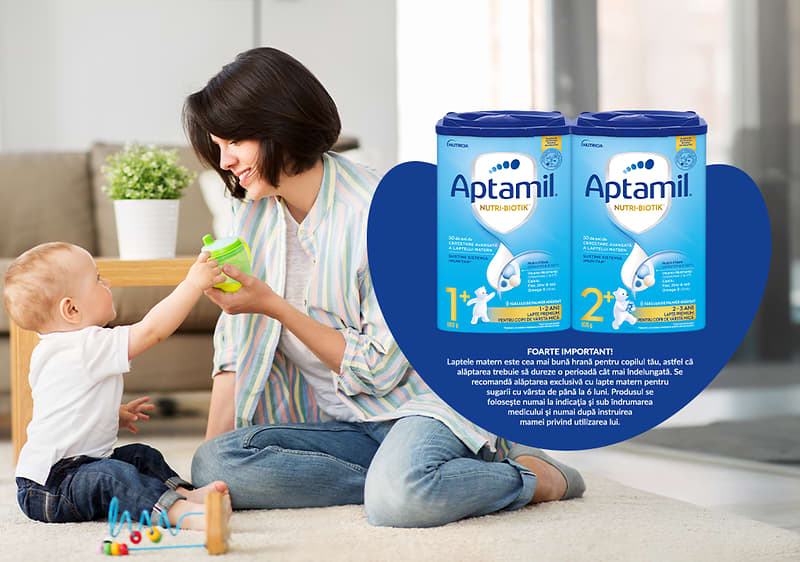 Mamă și copil interacționând lângă produse Aptamil lapte praf