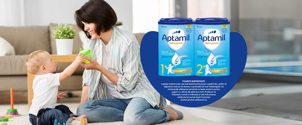 Mamă și copil interacționând lângă produse Aptamil lapte praf