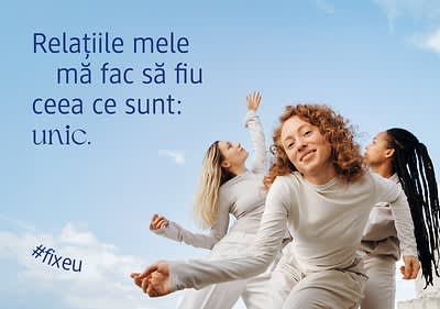 Trei persoane dansând în aer liber cu text despre unicitate