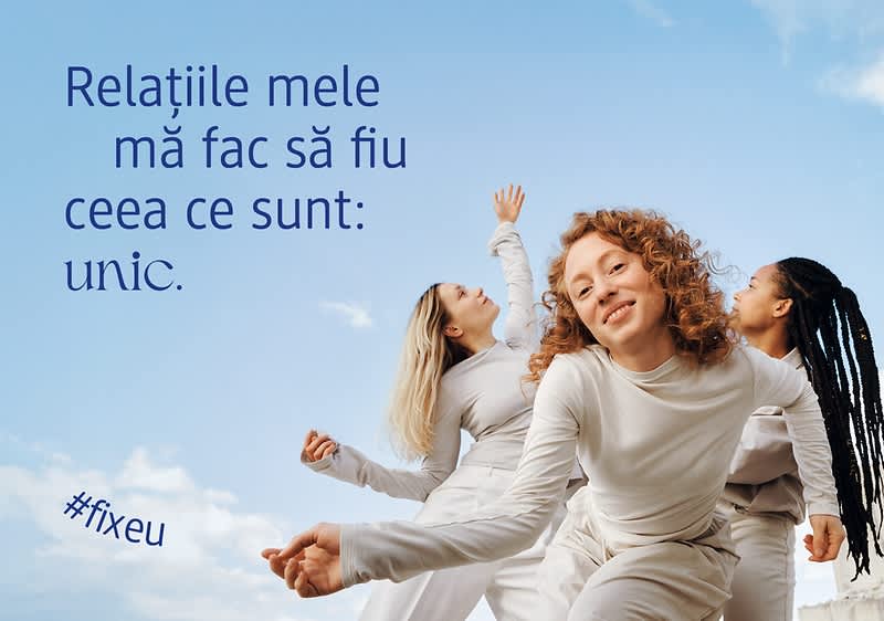 Trei persoane dansând în aer liber cu text despre unicitate