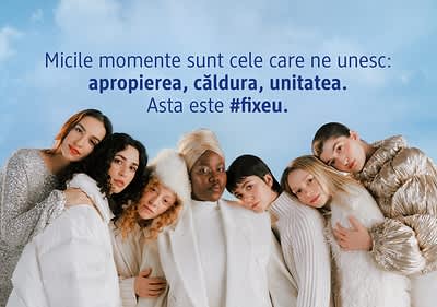 Grup de persoane îmbrăcate în haine de iarnă sub cer albastru cu text despre unitate