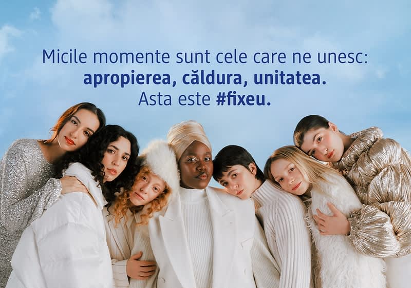 Grup de persoane îmbrăcate în haine de iarnă sub cer albastru cu text despre unitate