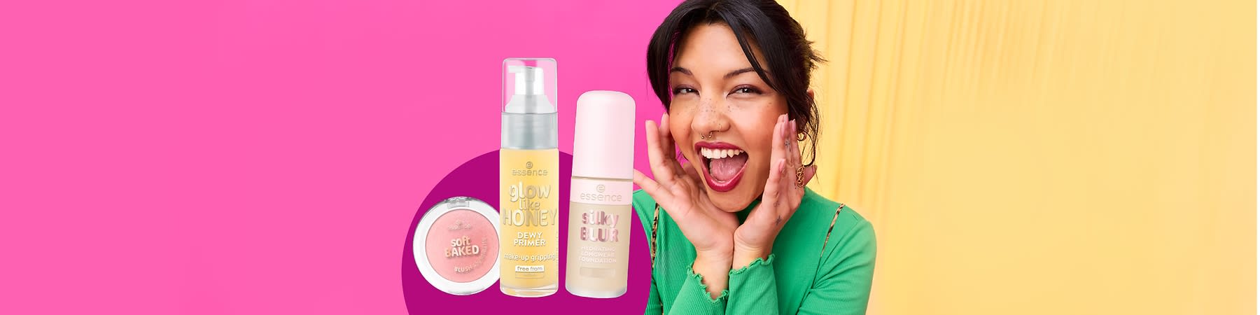 Produse cosmetice essence pe fundal roz cu o femeie îmbrăcată în verde (fața neclară)
