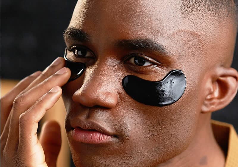 Urechea unei persoane cu fața estompată