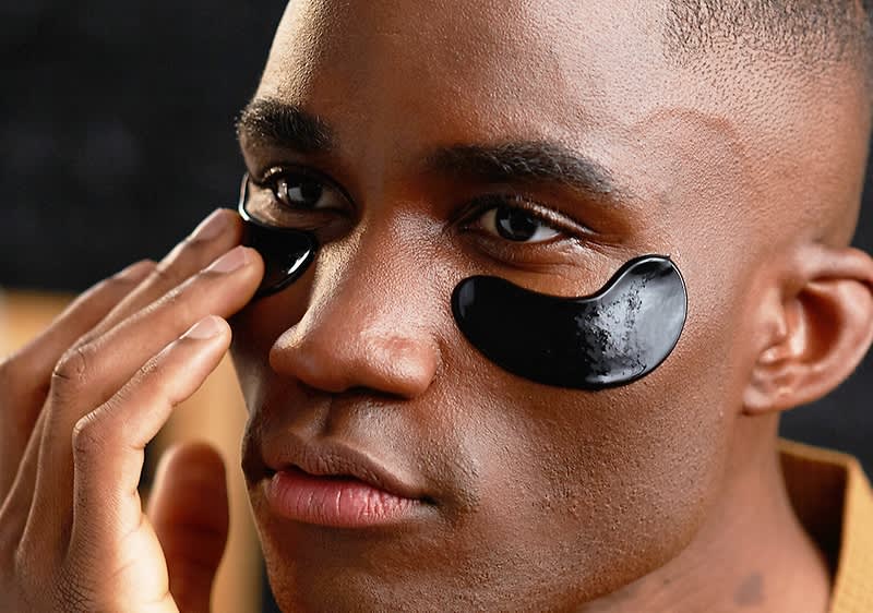 Urechea unei persoane cu fața estompată