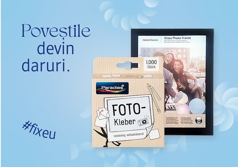 Cadru foto și adeziv pentru fotografii pe fundal albastru