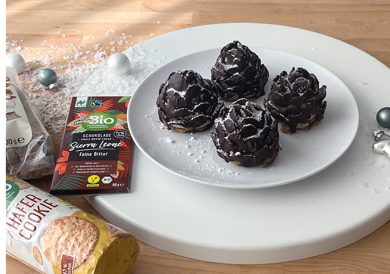 Desert de ciocolată pe farfurie alături de ingrediente pe masă