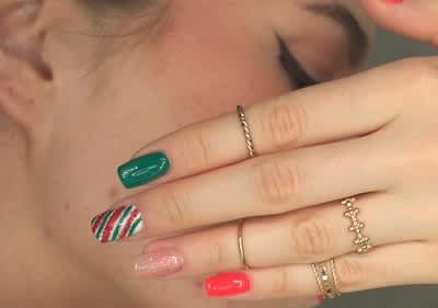 Femeie cu inel pe deget acoperindu-și fața cu mâna