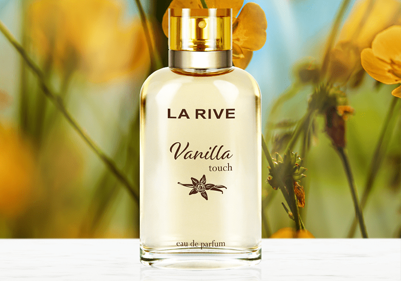 Parfum La Rive Vanilla Touch cu flori galbene în fundal