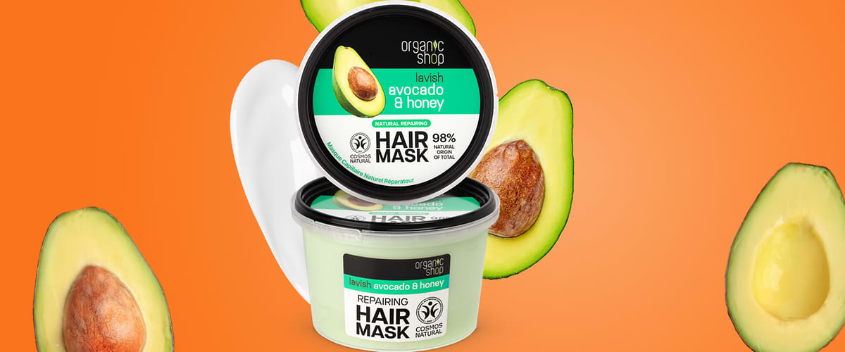 Mască de păr cu avocado și miere pe fundal portocaliu