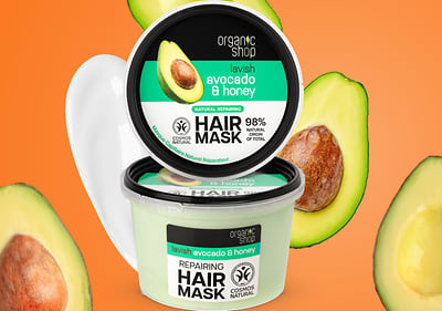 Mască de păr cu avocado și miere pe fundal portocaliu