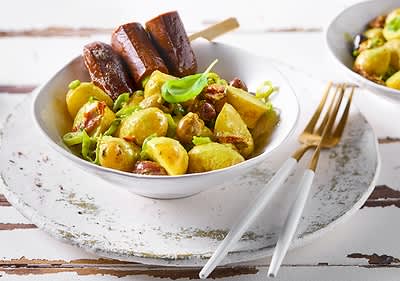 Salată vegană de cartofi cu dressing pesto și frigărui de cârnați