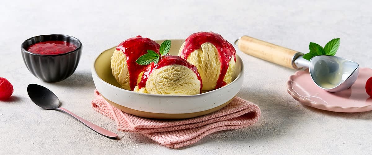 Înghețată vegană de vanilie cu sos de zmeură