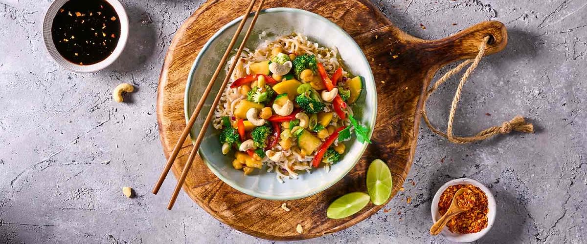 Tigaie asiatică vegană de tăiței