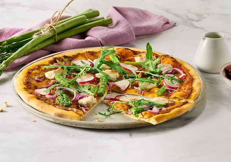 Pizza de primăvară vegană cu ceapă roșie