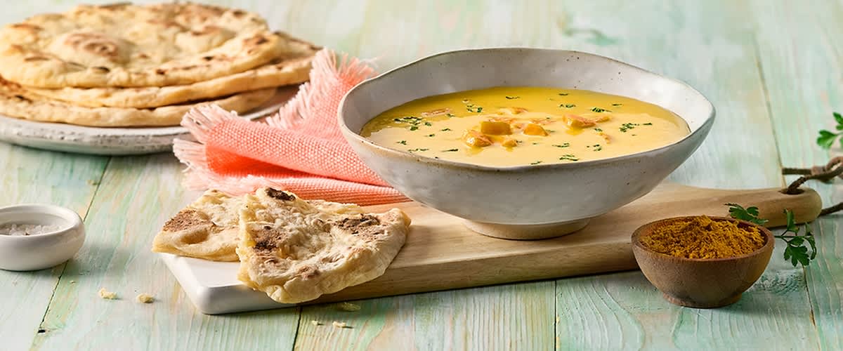 Supă vegană de cocos și curry cu lipie