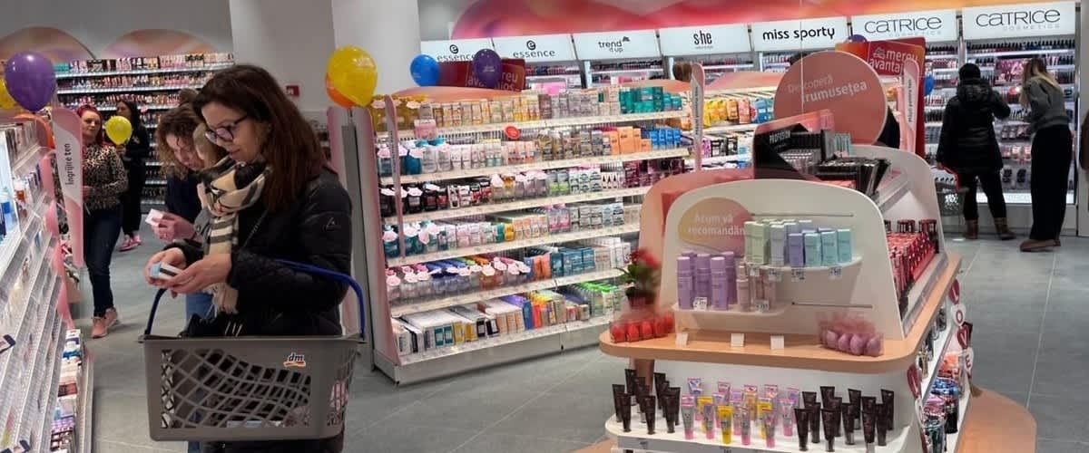 Magazin de cosmetice cu produse de machiaj și îngrijire expuse pe rafturi
