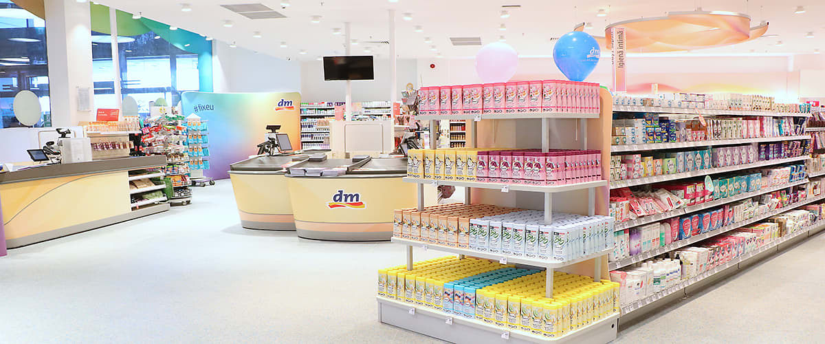 Interior magazin cu rafturi produse și baloane colorate