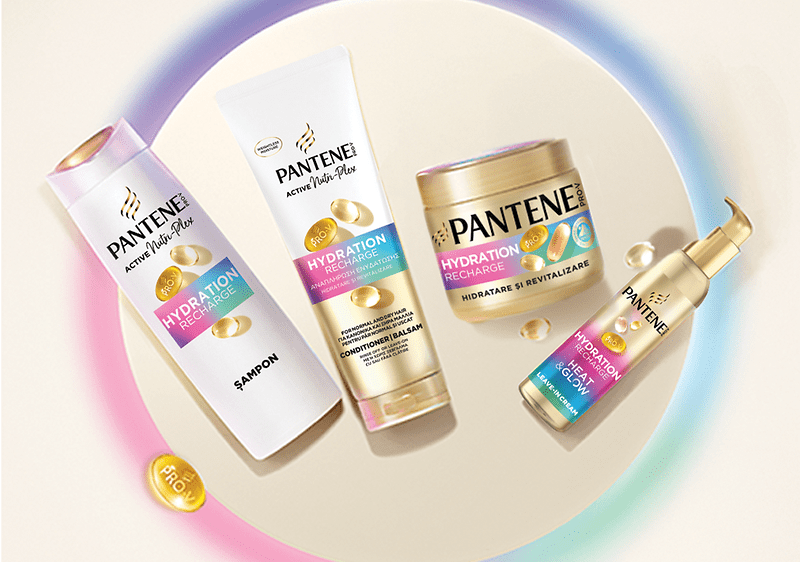Produse Pantene pentru hidratarea părului pe fundal deschis