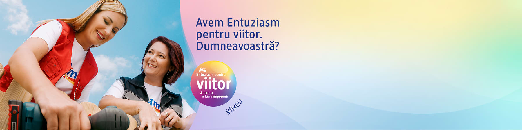 Două persoane construiesc un gard din lemn, text promoțional despre entuziasm pentru viitor