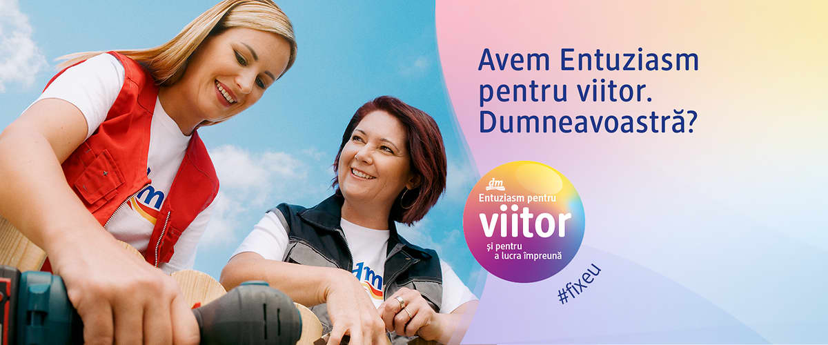 Două persoane discută în timp ce lucrează în grădină, cu unelte de grădinărit. Text promoțional despre entuziasm.