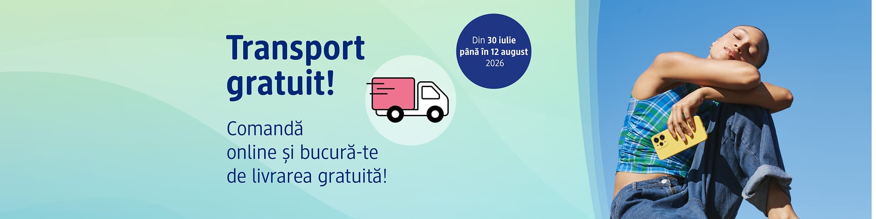 Transport gratuit afișat lângă persoană relaxată cu telefon galben în mână și detaliu camion livrare gratuită