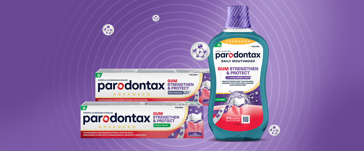 Aparat dentar produs Parodontax pasta și apă de gură pe fundal mov cu bule