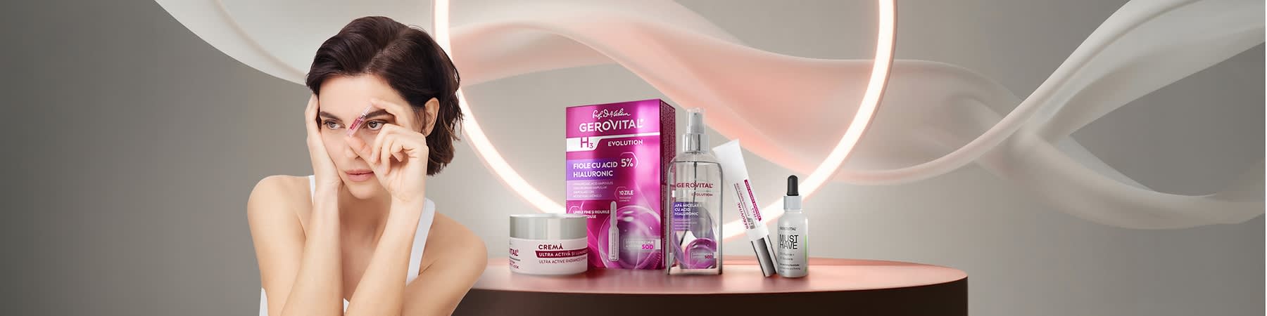 Femeie acoperindu-și fața lângă produse cosmetice anticuperoasă și seruri pentru îngrijirea pielii
