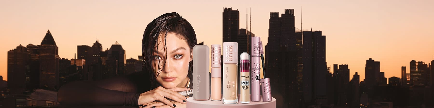 Machiaj cu produse cosmetice diferite pe suport în fața unui oraș la apus