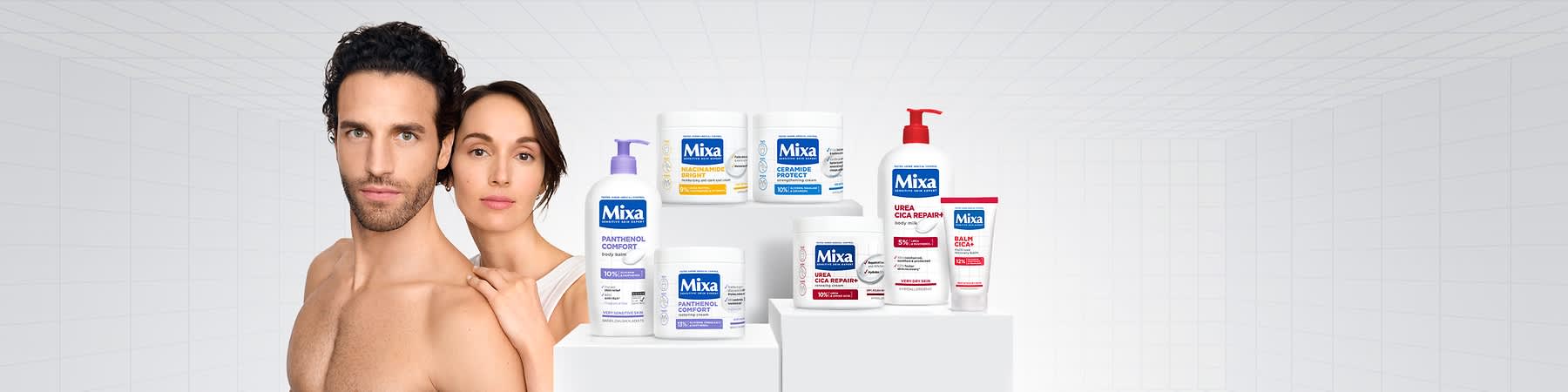 Produse cosmetice Mixa aranjate pe suporturi albe lângă o femeie purtând un maiou alb