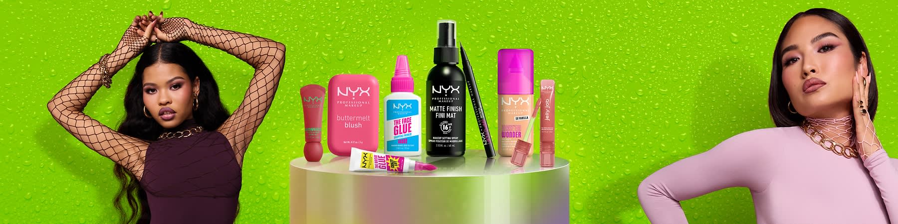Produse cosmetice NYX aranjate pe un suport pe fundal verde cu picături