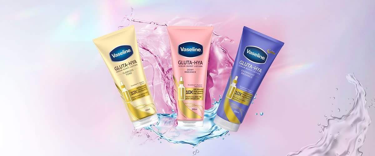 Trei tuburi Vaseline Gluta‑HYA în nuanțe galben, roz și mov cu splash de apă pe fundal pastelat